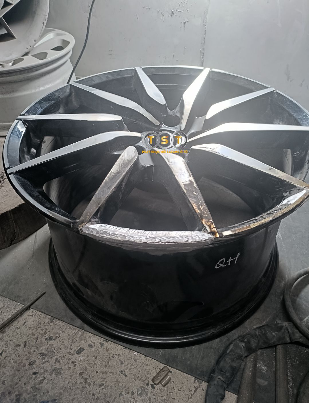 Phay Lazang Aston Martin - 20 Inch