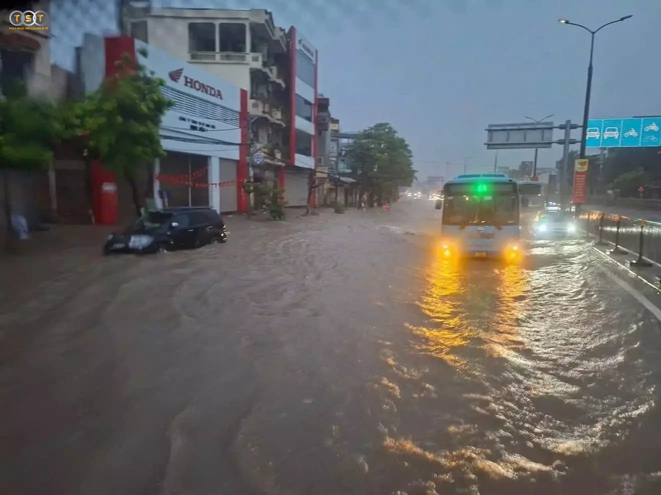4 Nguyên Tắc Vàng Giúp Ô Tô Vượt Đường Ngập Nước An Toàn.