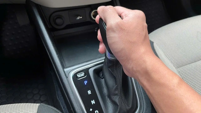 Dừng Đèn Đỏ Có Nên Về Số P? 3 Lý Do Quan Trọng Bạn Cần Biết.