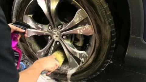 7 Bước Vệ Sinh Mâm Xe Ô Tô Đúng Cách Tại Nhà - Ngăn Bong Tróc, Gỉ Sét