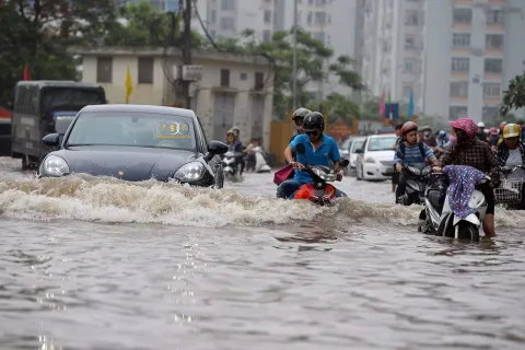 Kinh Nghiệm Lái Xe: 5 Lưu Ý Quan Trọng Khi Lái Xe Dưới Mưa