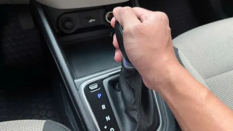 Dừng Đèn Đỏ Có Nên Về Số P? 3 Lý Do Quan Trọng Bạn Cần Biết.